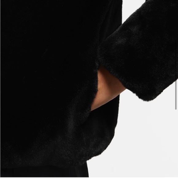 NIKE RARE Oversized Swoosh Logo Soft Cozy Faux
Fur Jacket XL - Picture 6 of 16